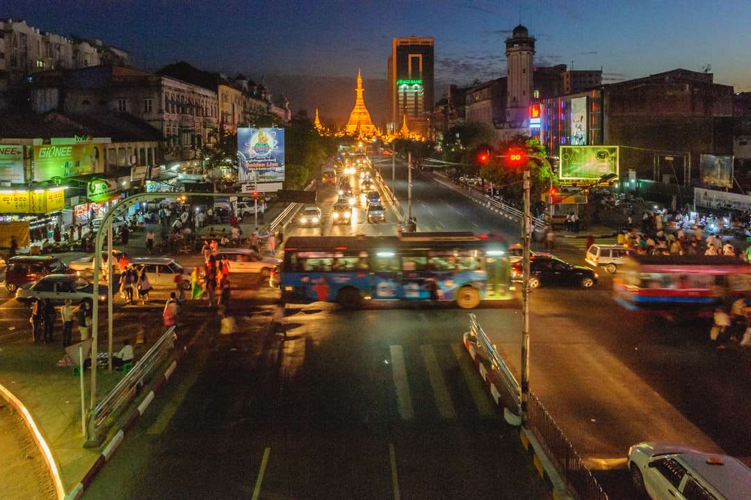 αυτοκίνητα στο δρόμο κοντά στον πύργο του Άιφελ κατά τη διάρκεια της νύχτας παζλ online
