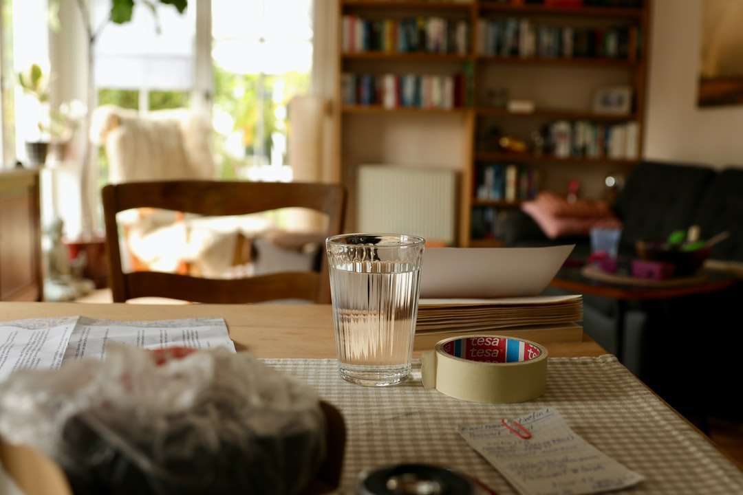 vaso transparente en la mesa rompecabezas en línea