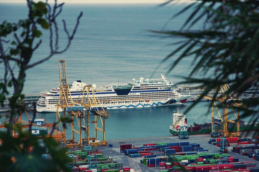 navă albă și albastră pe mare în timpul zilei jigsaw puzzle online