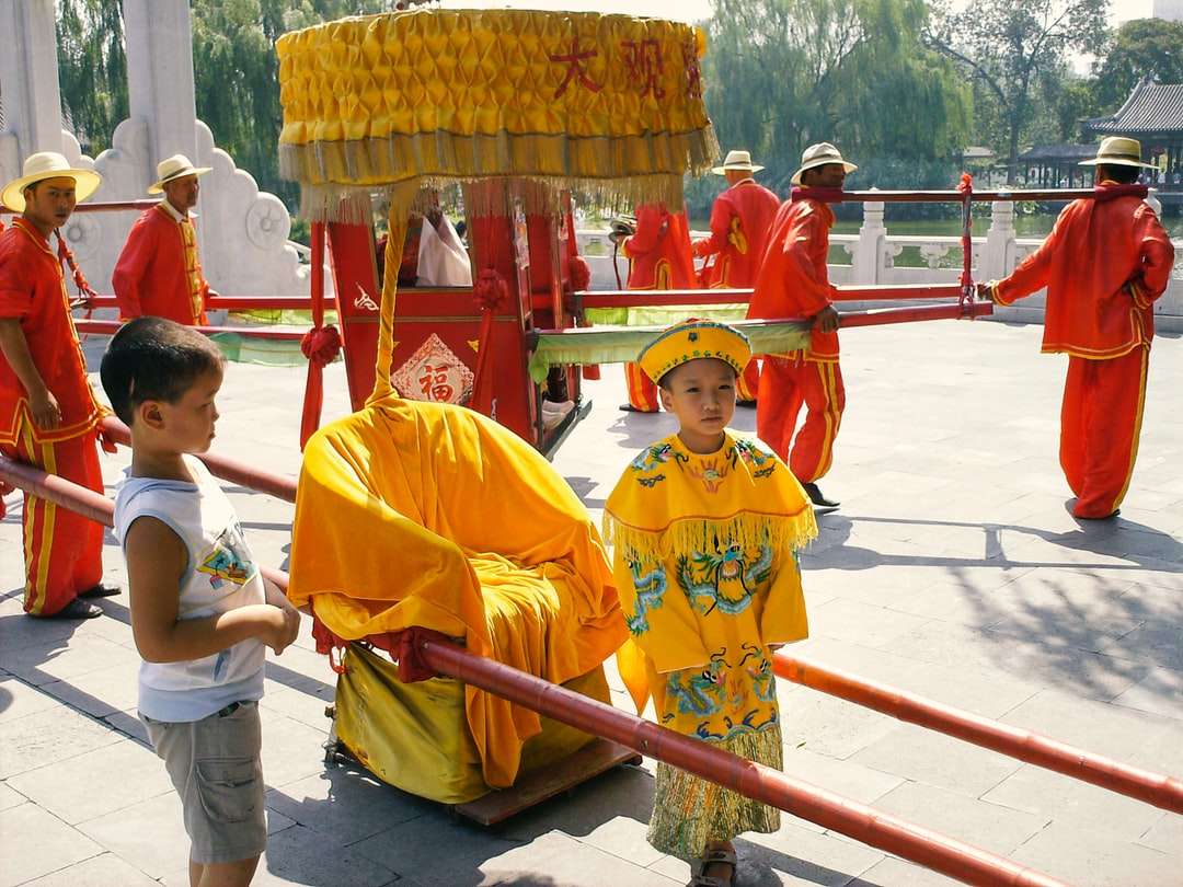 mujer en traje tradicional amarillo y rojo rompecabezas en línea