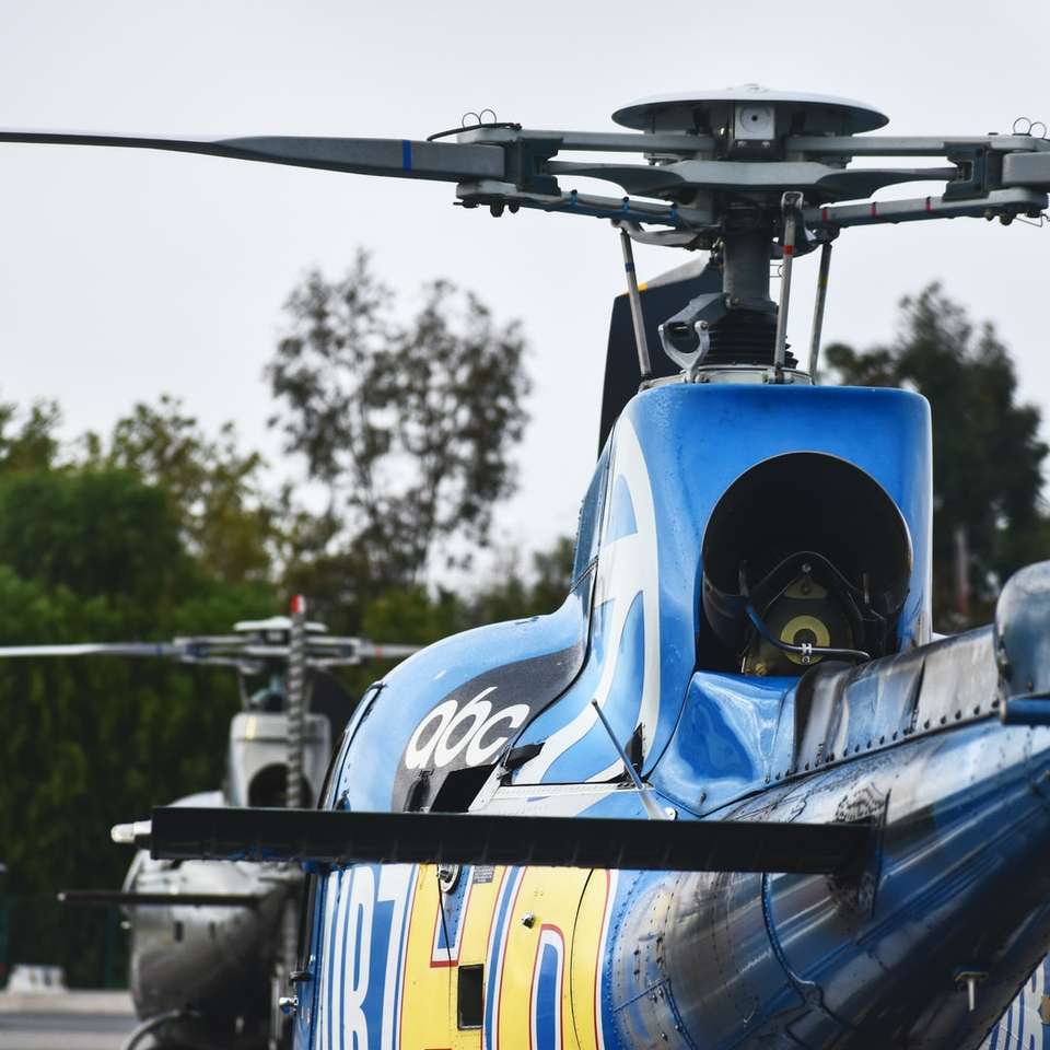 μπλε και μαύρο ελικόπτερο σε στενή επάνω φωτογραφία παζλ online