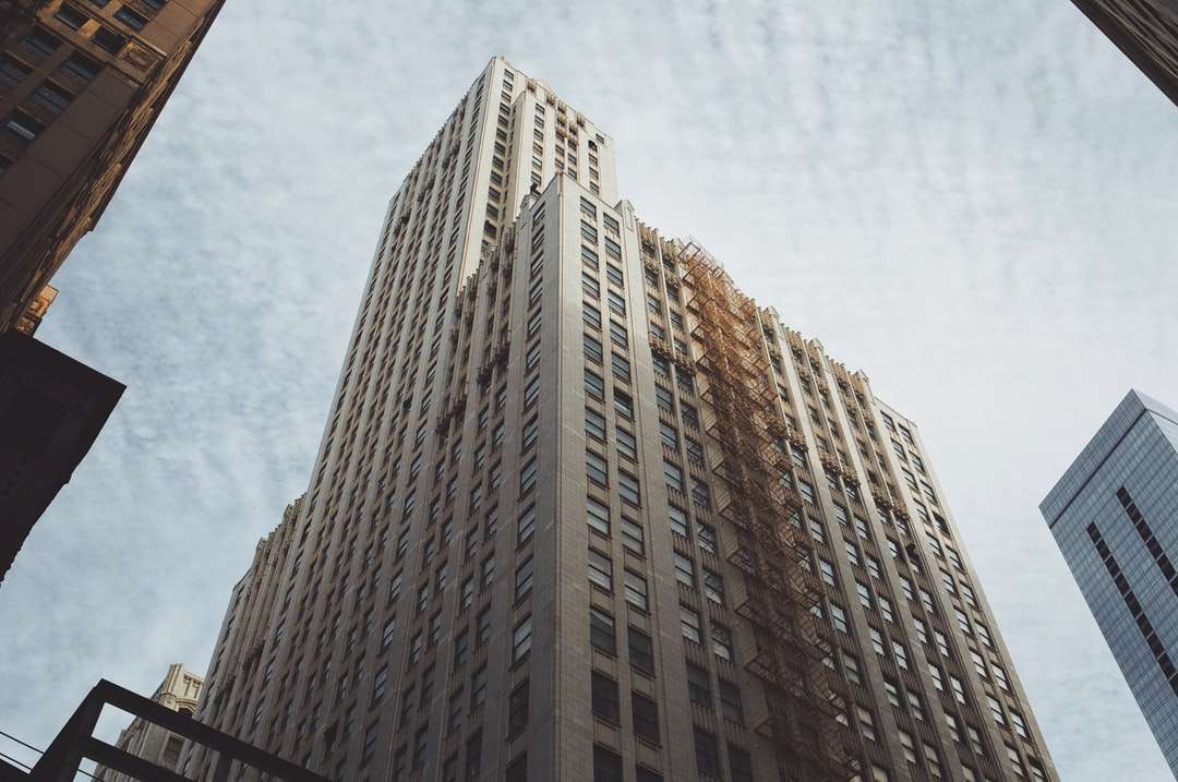 alto edificio in cemento marrone puzzle online