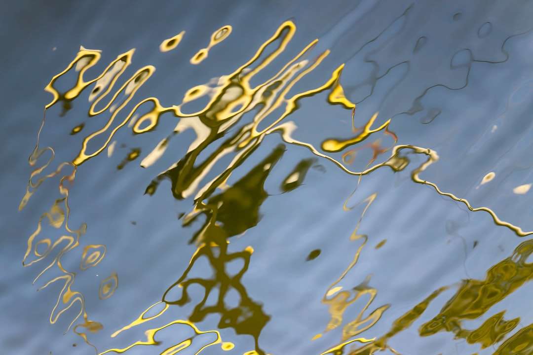 goccioline d'acqua sul corpo idrico puzzle online