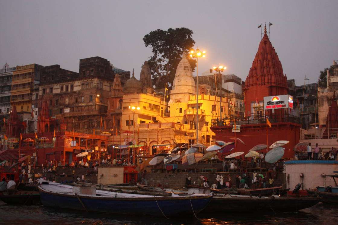 Varanasi in der Nacht Online-Puzzle