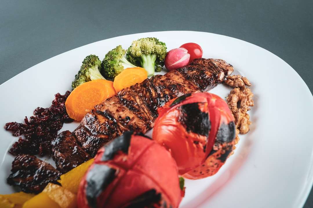 grillezett hús szeletelt paradicsommal és zöld zöldséggel kirakós online