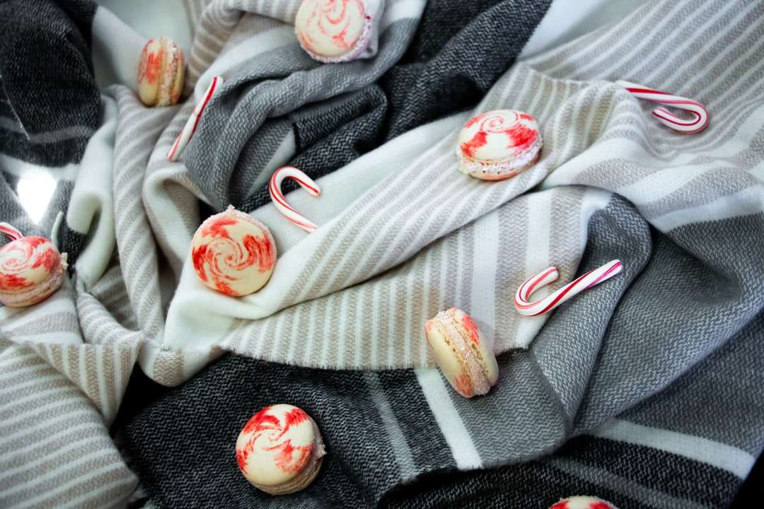 ambalaj de bomboane albe și roșii pe material textil gri jigsaw puzzle online