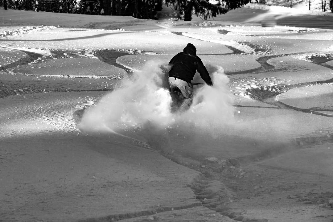 человек в черной куртке катается на белом сноуборде пазл онлайн