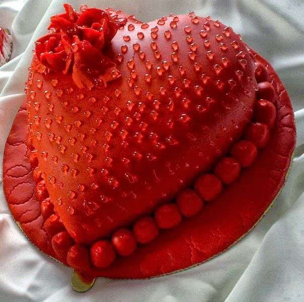 торта- червено сърце онлайн пъзел