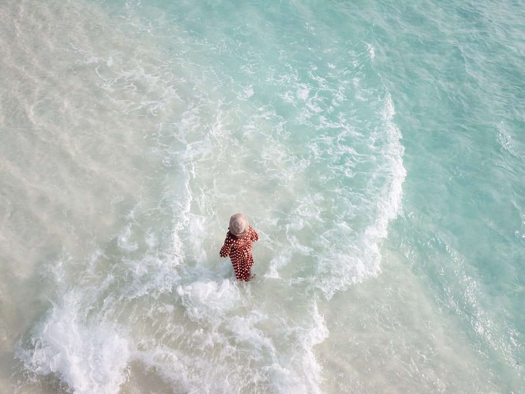 жена в черно-бяла рокля на точки в тялото на вода онлайн пъзел