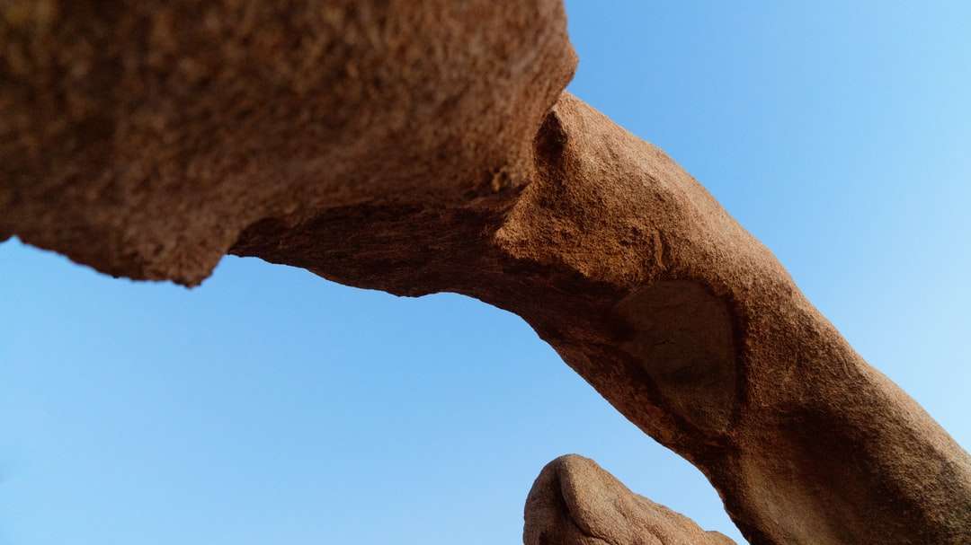 Formación de roca marrón bajo un cielo azul durante el día rompecabezas en línea