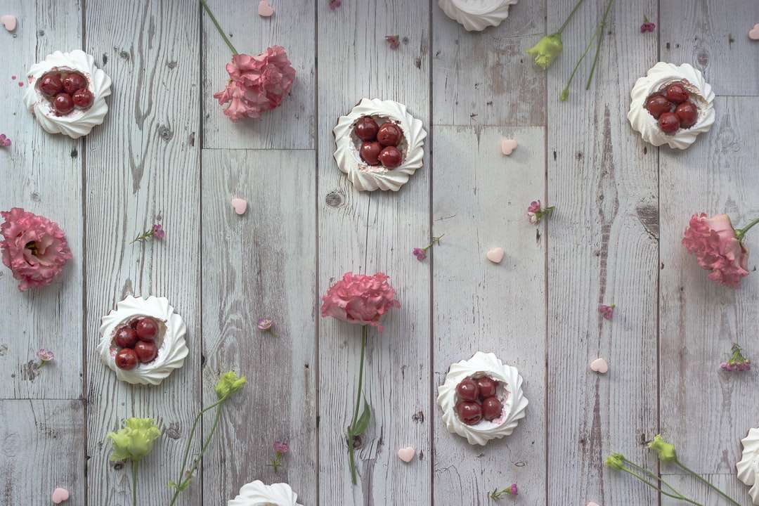 Rosas blancas y rojas sobre la superficie de madera gris rompecabezas en línea
