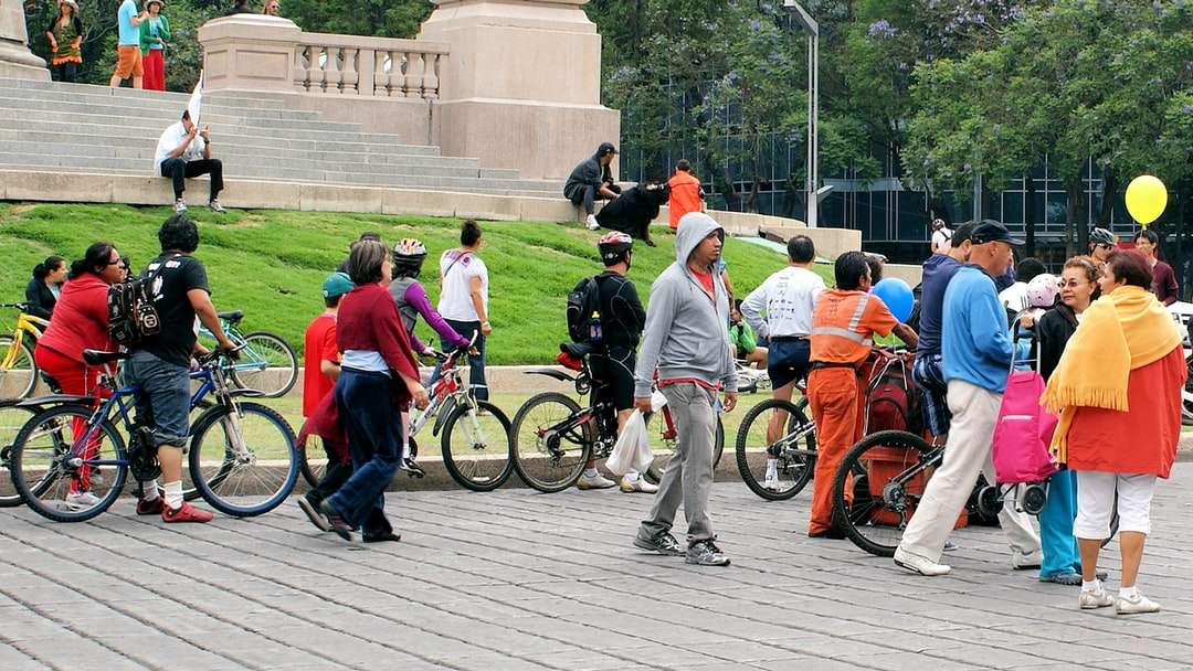 mensen fietsen op grijze betonweg overdag legpuzzel online