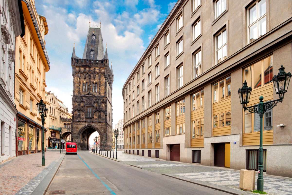 Praça da Torre da Pólvora de Praga na República Tcheca puzzle online