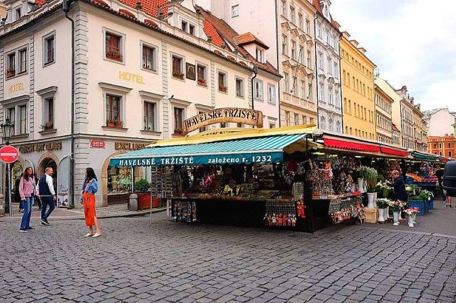 Mercado de Praga com barracas na República Tcheca quebra-cabeças online