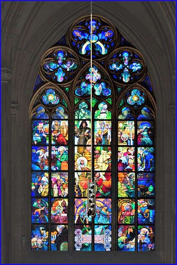 Finestra di vetro macchiata della cattedrale della st Vitus di Praga puzzle online