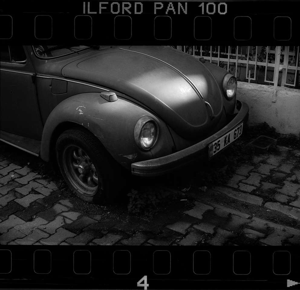 photo en niveaux de gris d'une voiture classique puzzle en ligne