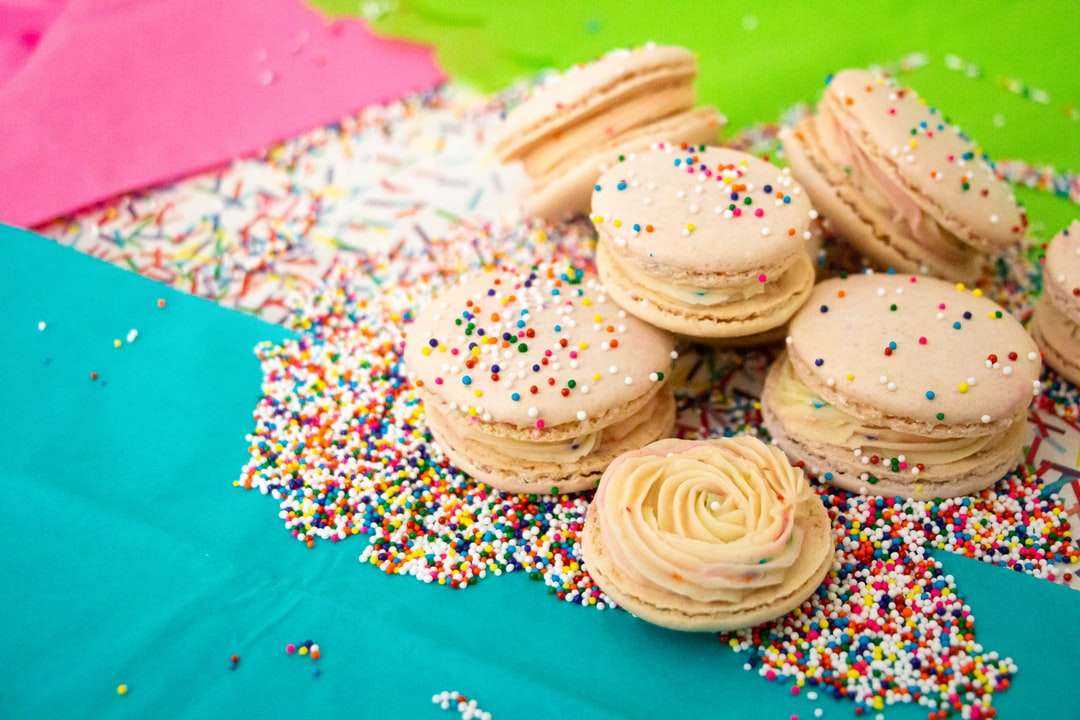 Cupcakes auf blauem und rosa Blumentisch Online-Puzzle
