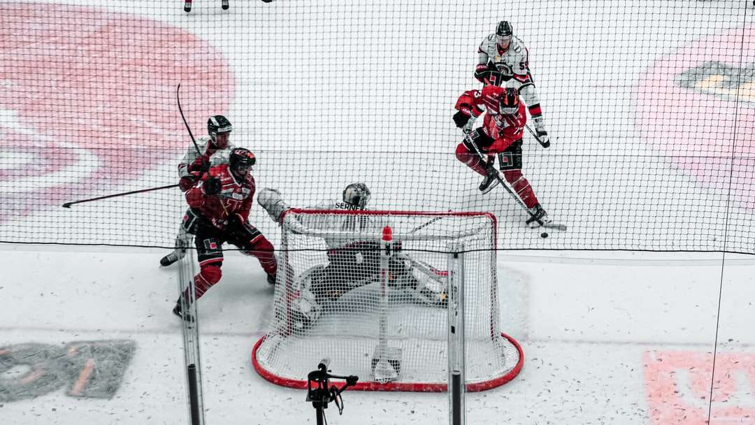 2 hombres jugando hockey sobre hielo rompecabezas en línea