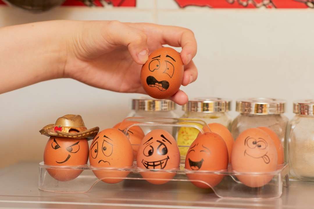 помаранчево-біла пластикова іграшка з яйцями пазл онлайн