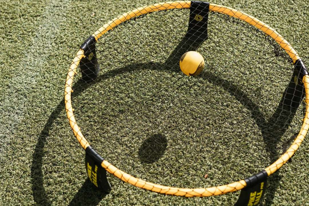 желтый круглый мяч на черно-белой сетке пазл онлайн