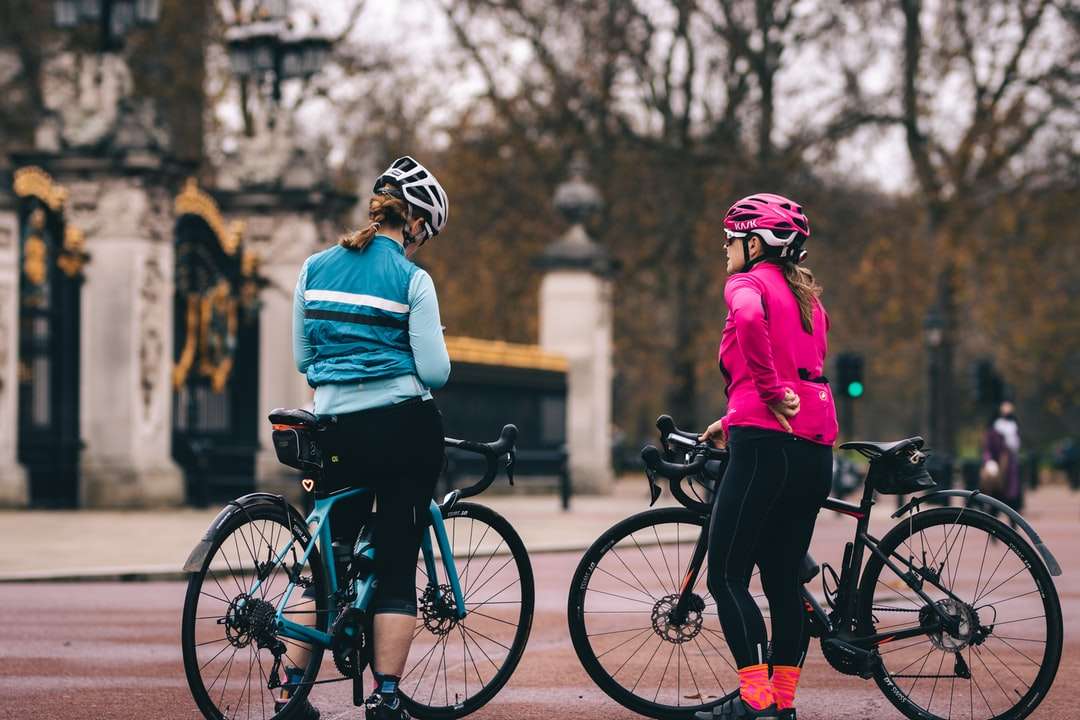 2 Frauen fahren tagsüber Fahrrad Online-Puzzle