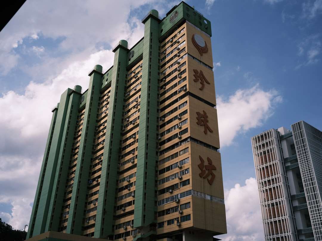 зеленое и коричневое бетонное здание под голубым небом онлайн-пазл