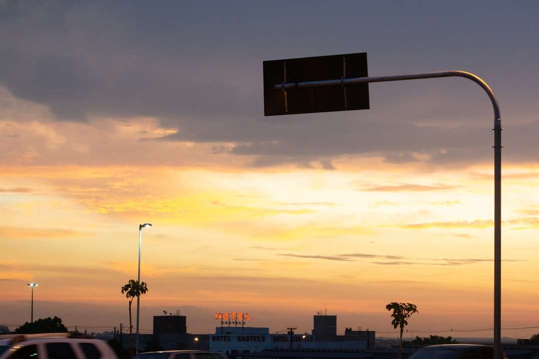 silhouet van gebouw tijdens zonsondergang online puzzel