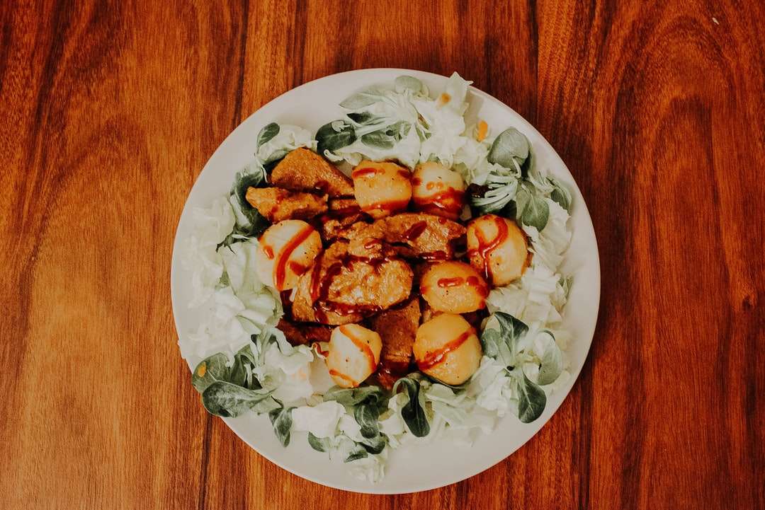 salada de legumes em prato de cerâmica branca quebra-cabeças online