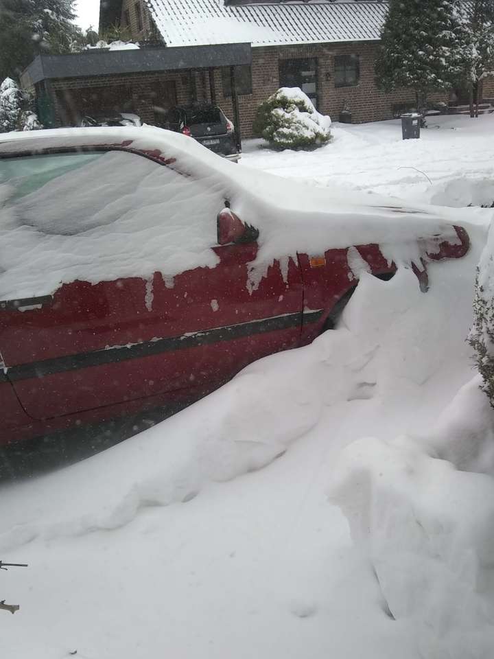 Το αυτοκίνητο βυθίζεται στο χιόνι online παζλ
