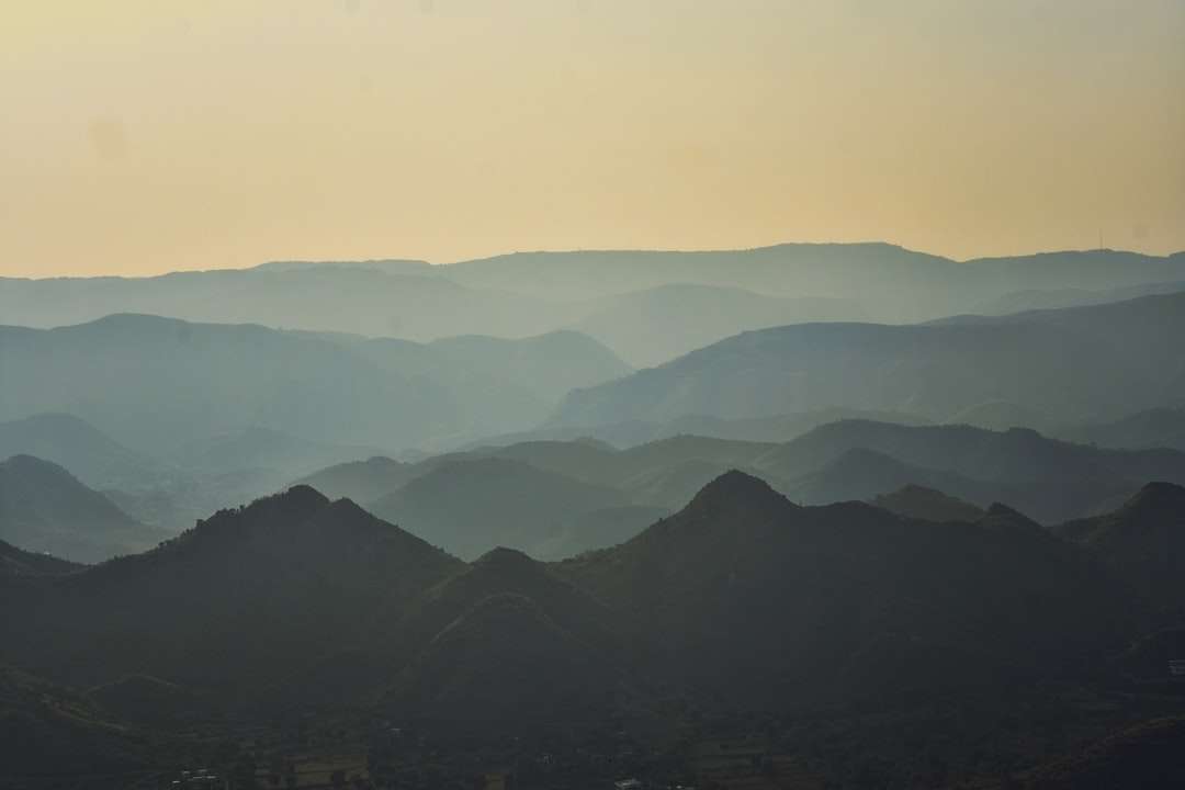 Silhouette der Berge während des Tages Puzzlespiel online
