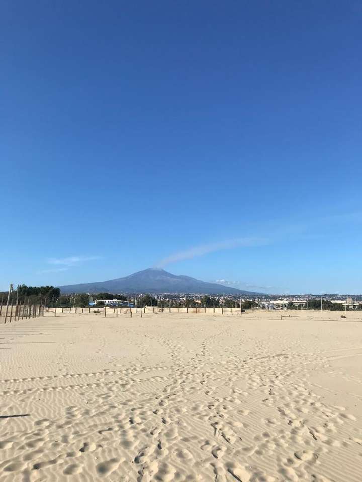 Monte Etna visto desde la playa rompecabezas en línea