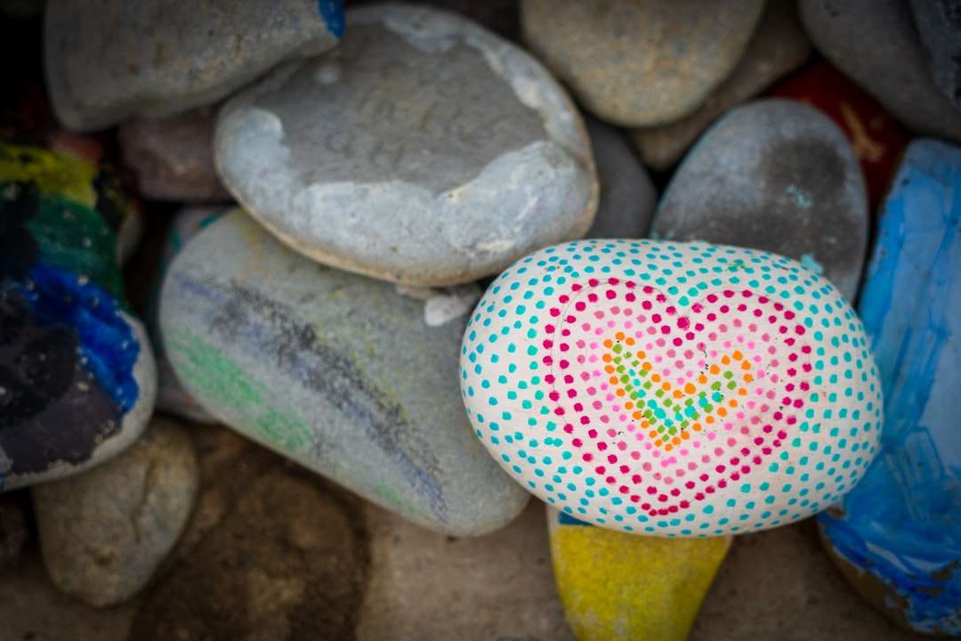vit och rosa hjärtformad sten Pussel online