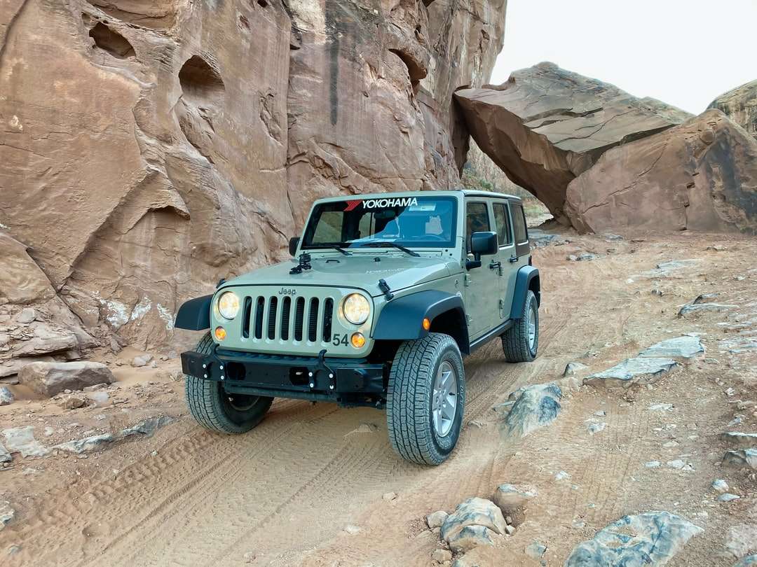 kék jeep wrangler nappal a sziklás úton kirakós online