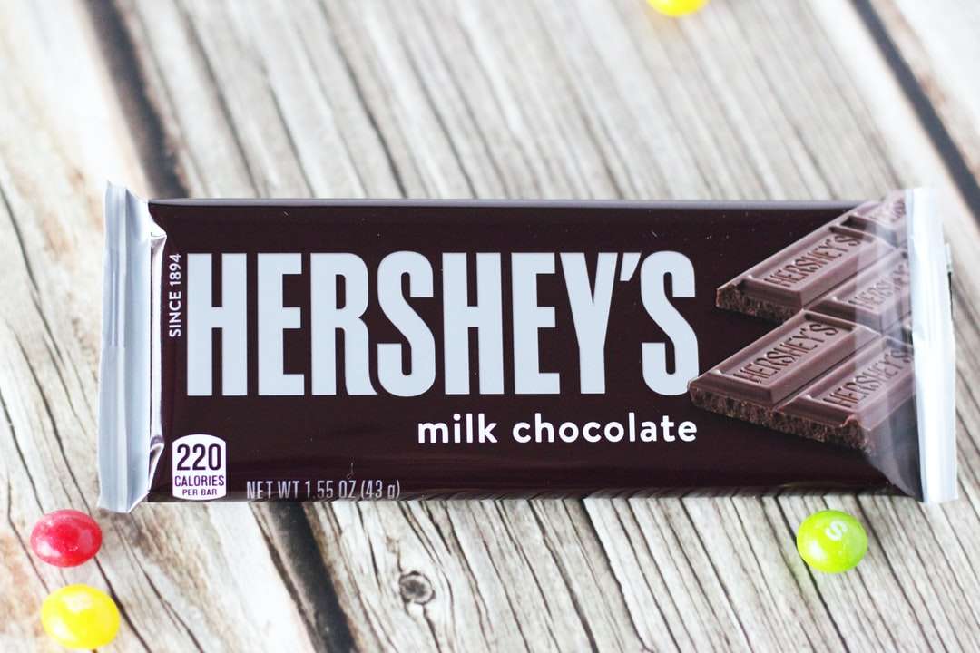 hersheys chokladkaka på grå träbord Pussel online