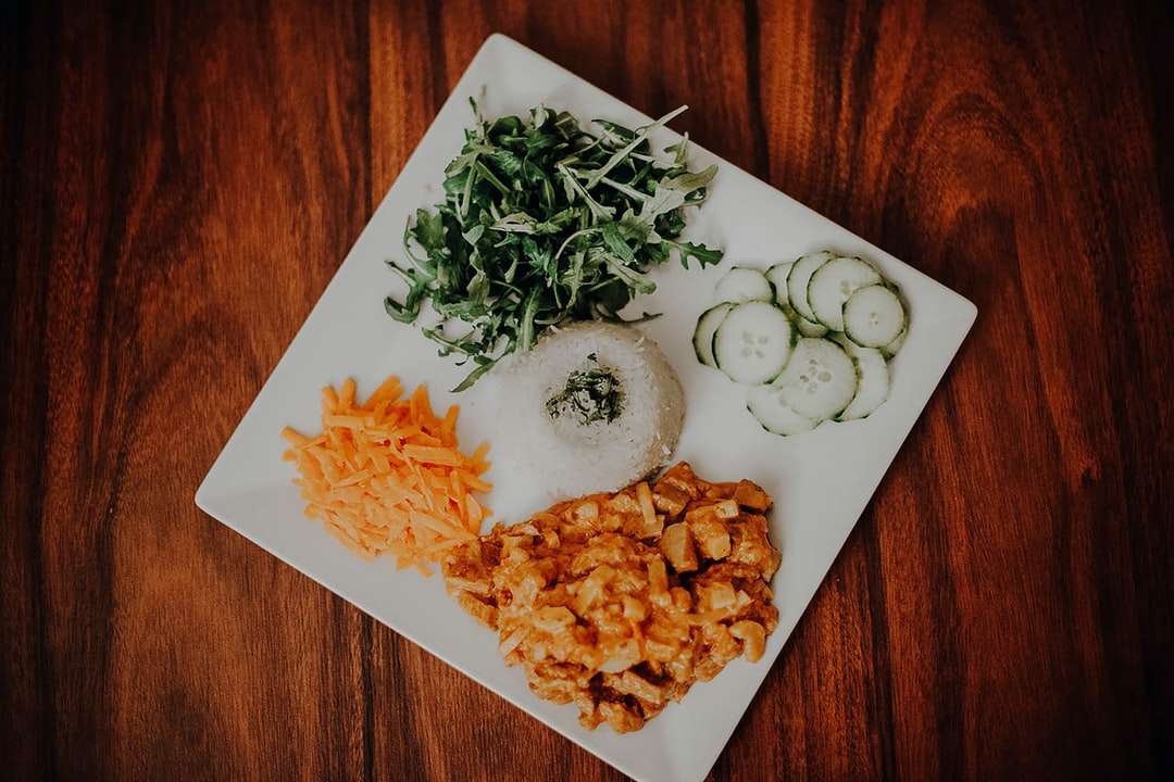 főtt rizs zöldségekkel, fehér kerámia tányérra online puzzle
