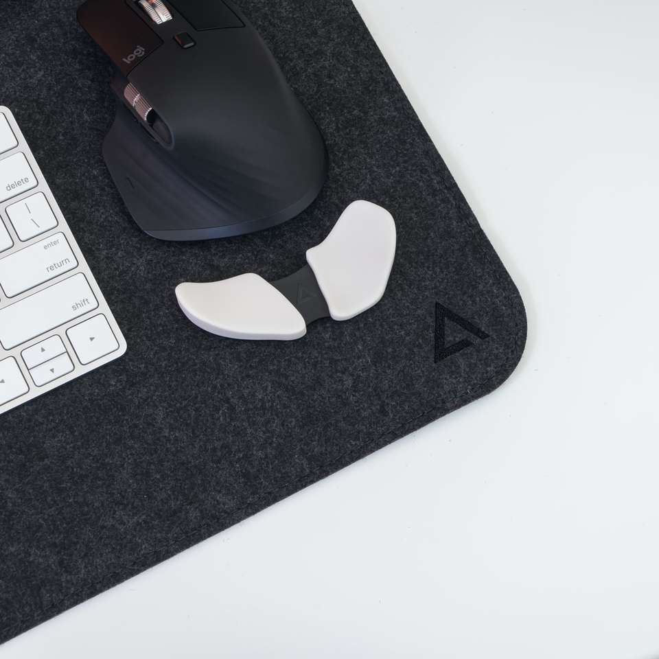 чорна акумуляторна миша на чорному килимку для миші онлайн пазл