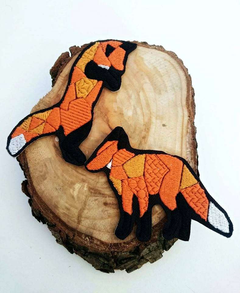 2 raposas bordadas em um tronco quebra-cabeças online
