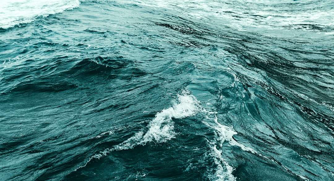 океански вълни, блъскащи се на брега през деня онлайн пъзел