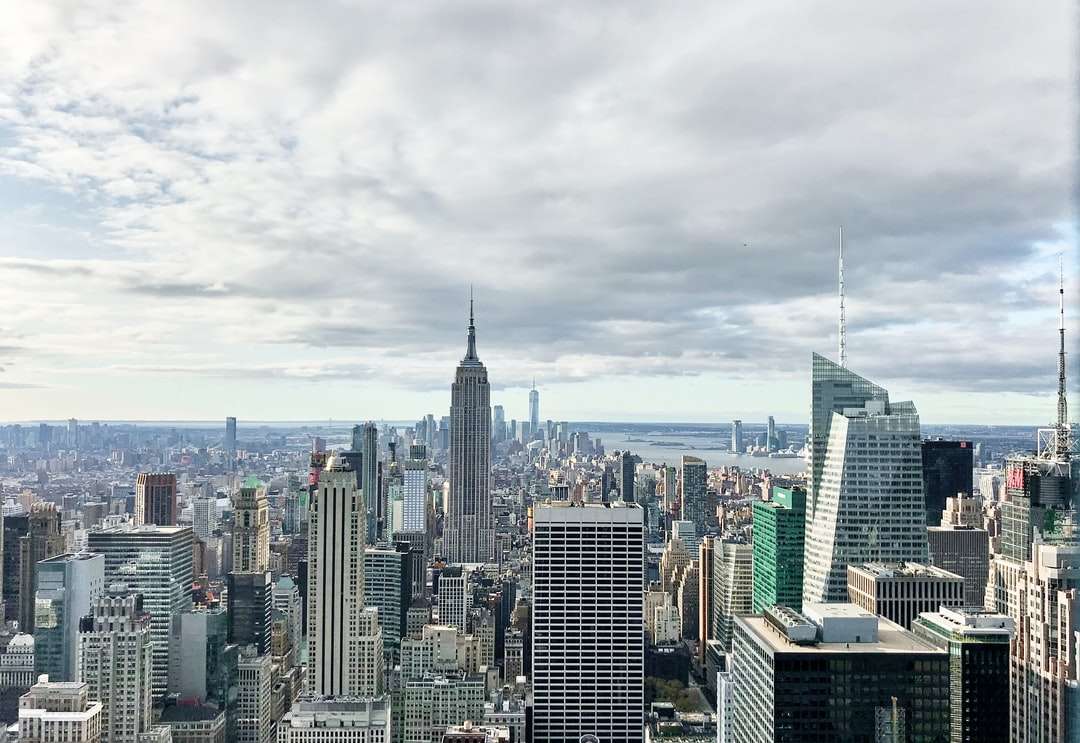 skyline van de stad onder witte wolken overdag online puzzel