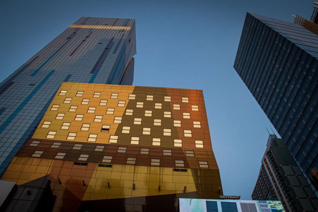 barna és kék beton épület nappal online puzzle