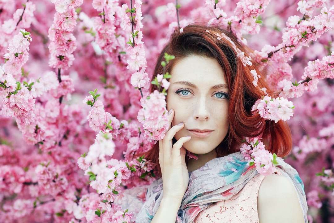 женщина в бело-розовой майке с цветочным принтом пазл онлайн