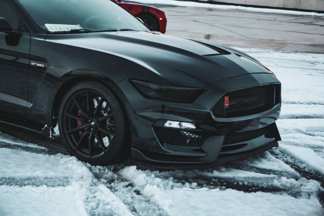 negru mercedes benz coupe pe drum acoperit de zăpadă jigsaw puzzle online