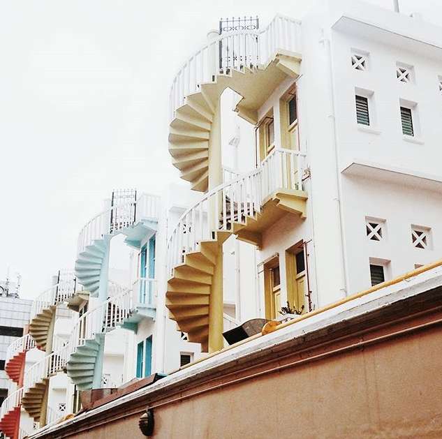 разноцветные лестницы в сингапуре онлайн-пазл