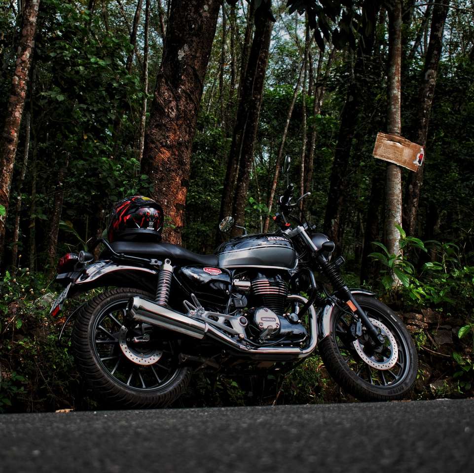 moto noir et argent en forêt puzzle en ligne