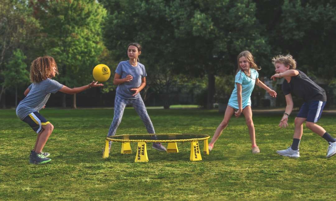 2 femmes jouant au football sur terrain d'herbe verte pendant la journée puzzle en ligne