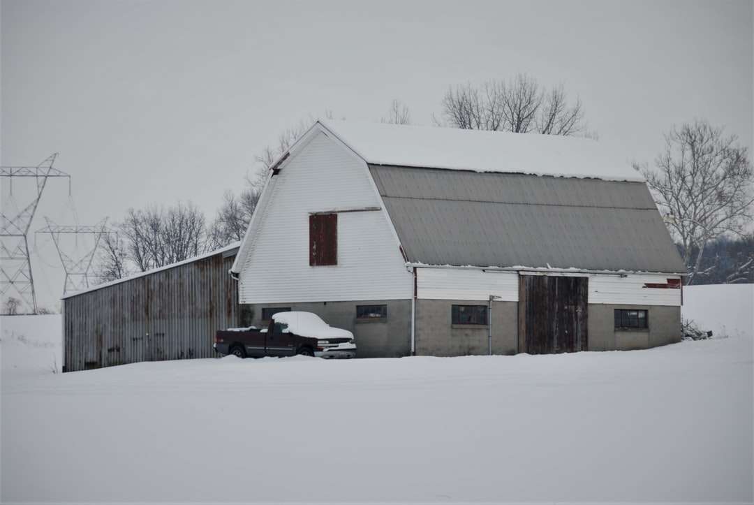 casă de lemn maro pe pământ acoperit de zăpadă jigsaw puzzle online