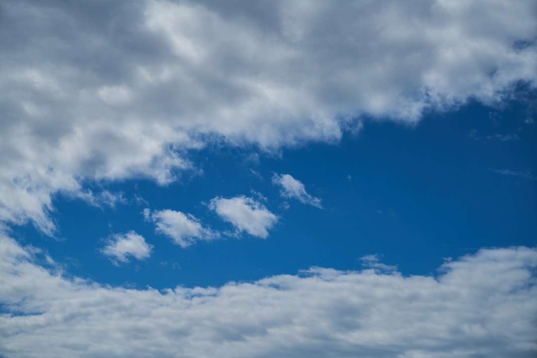 bílé mraky a modrá obloha během dne skládačky online