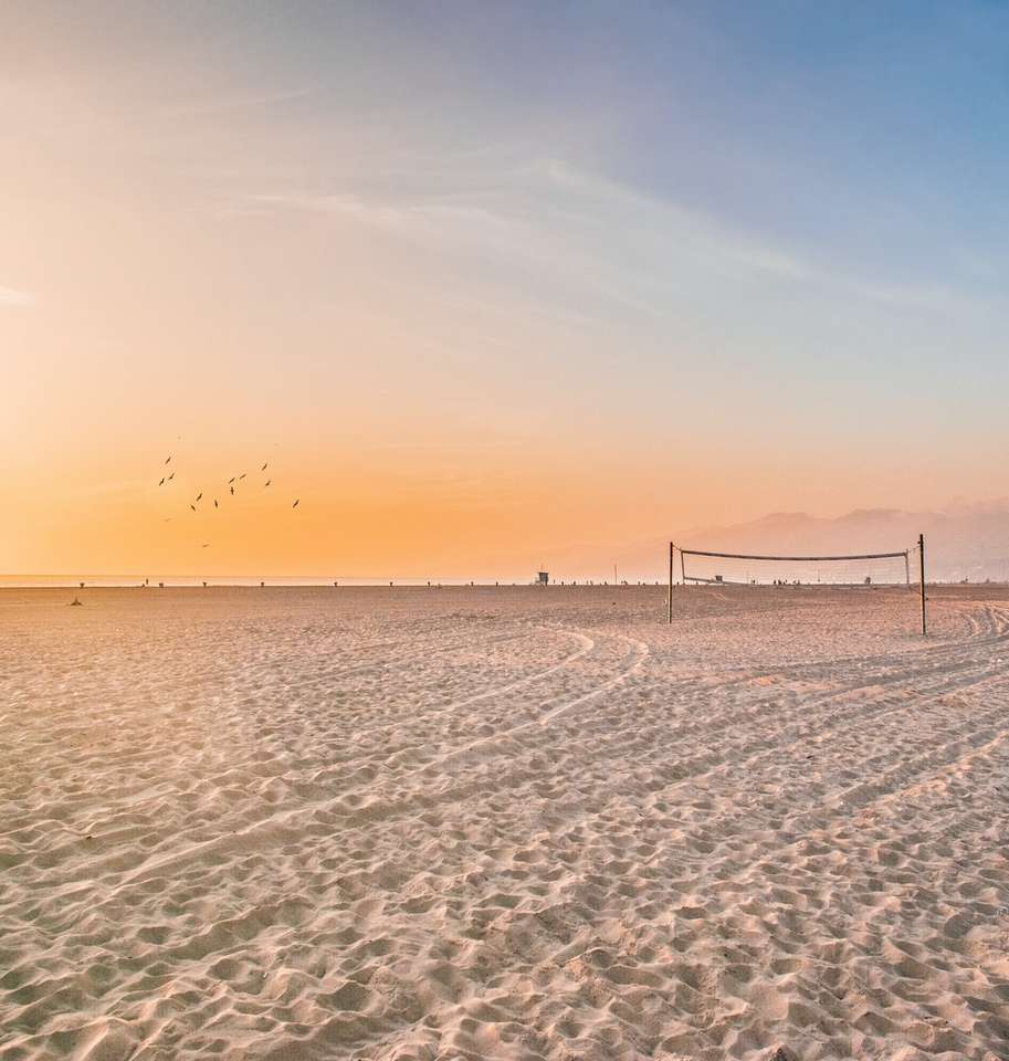 砂の上のバレーボールネットの写真 ジグソーパズルオンライン
