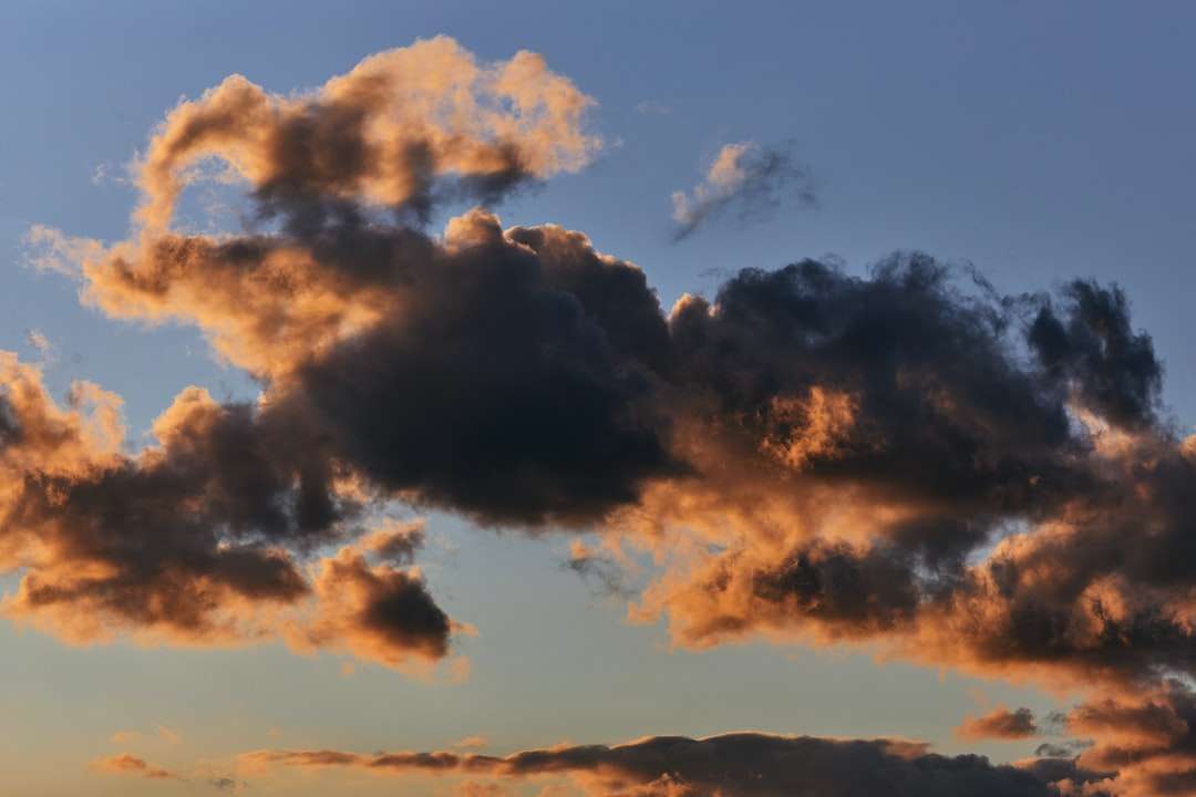 бели облаци и синьо небе през деня онлайн пъзел