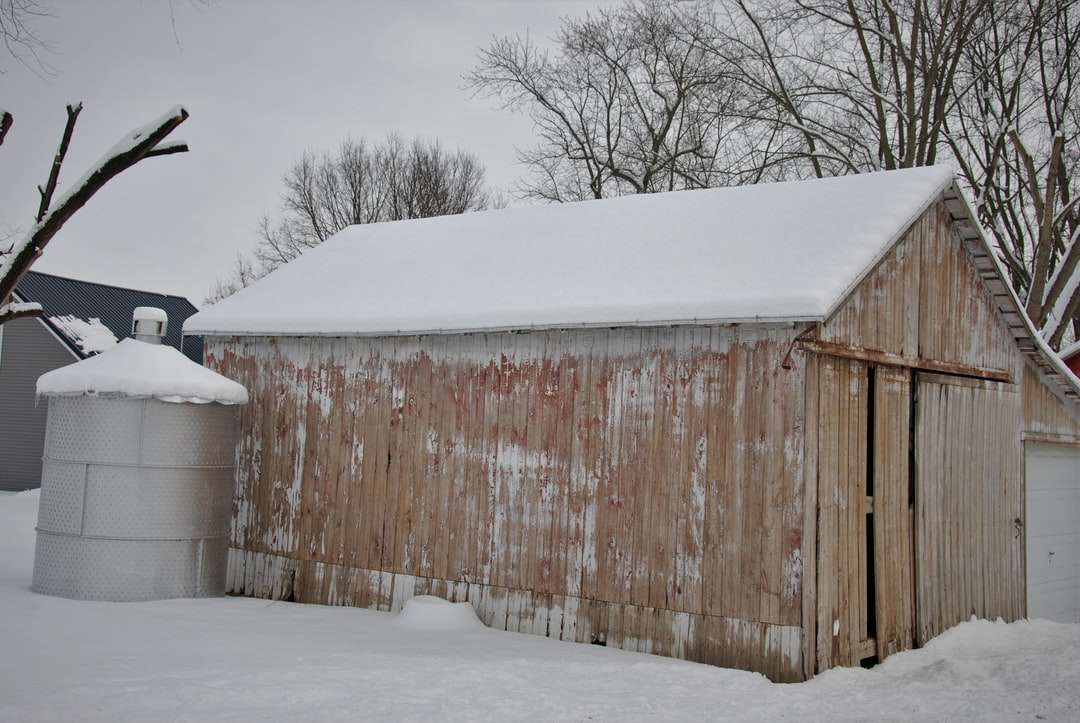 casă de lemn maro acoperită de zăpadă jigsaw puzzle online